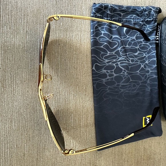 Oakley Gold caveat Aviator Sunglasses with Green Lenses - Picture 6 of 8